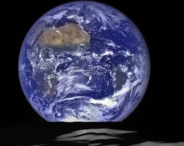 LRO가 촬영한 지구