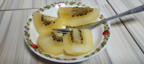 접시에 골드 키위가 담겨 있다.