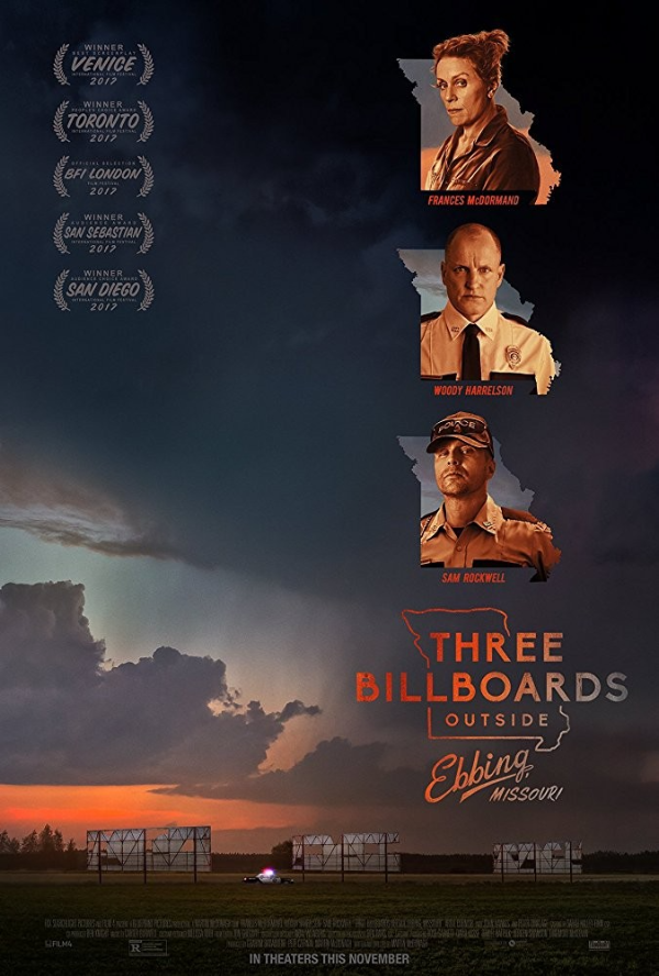 2017년 영화 Three Billboards Outside Ebbing, Missouri의 공식 포스터입니다. 하단에는 세 개의 공터에 세워진 광고판이 어스름한 하늘 아래에 배치되어 있고, 경찰차 한 대가 광고판 앞에 정차해 있습니다. 중앙에는 영화 제목이 "THREE BILLBOARDS OUTSIDE Ebbing, MISSOURI"로 강조되어 있으며, 포스터 오른쪽에는 주연 배우 프란시스 맥도먼드, 우디 해럴슨, 샘 록웰의 인물 사진과 이름이 미주리 주 지도를 배경으로 배치되어 있습니다. 왼쪽 상단에는 베니스, 토론토, 런던, 산세바스티안 등 주요 영화제 수상 이력이 소개되어 있습니다.
