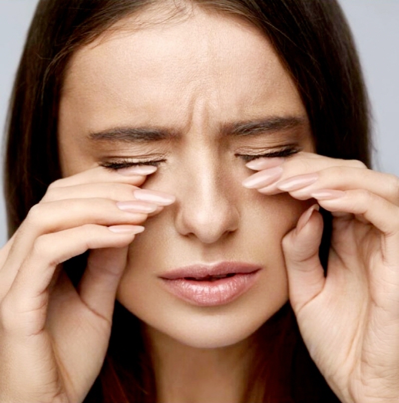 눈이 붓는 원인은 다양하다. 그중 하나는 눈을 비비는 것이다.