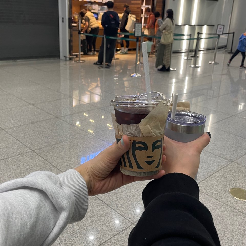 인천공항 내 스타벅스에서 아이스 아메리카노를 사고 찍은 건배사진