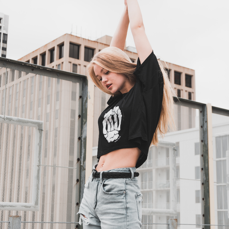 뼈-모양이-그려진-티셔츠를-입고-기지개를-켜는-소녀