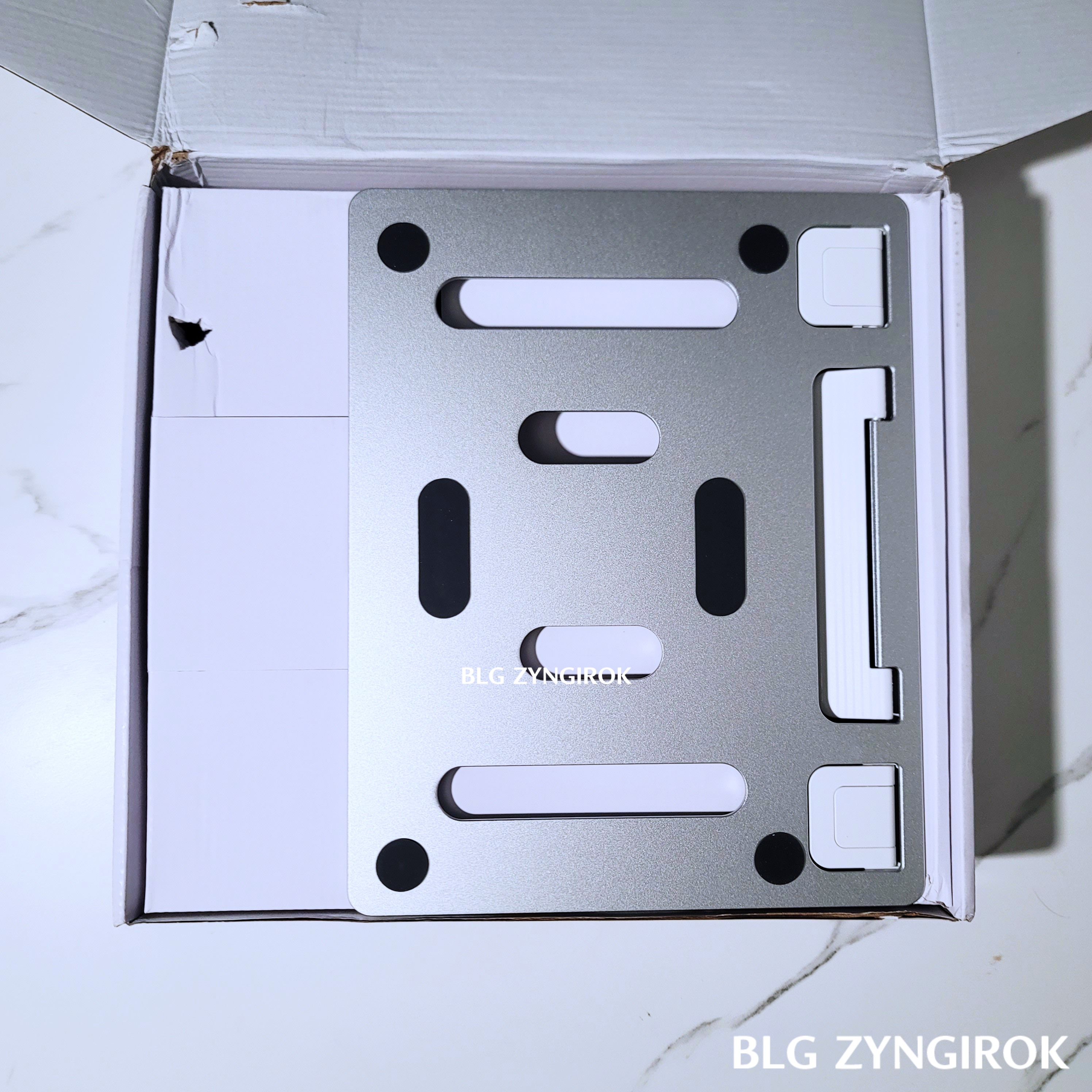 노트북 거치대 상자 안 모습이다.