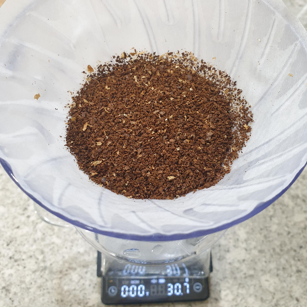 하리오 V60을 사용한 핸드 드립 2인분 레시피_드리퍼에 30g 원두가 담긴 모습