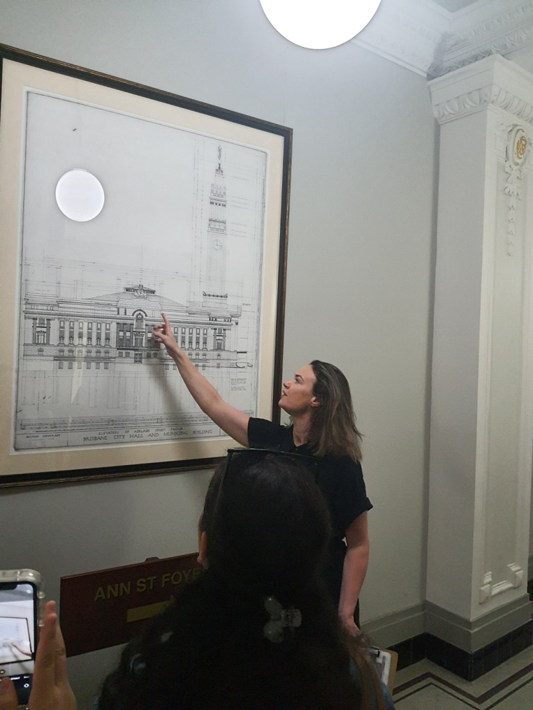 시티홀 투어 건물의 역사 듣기