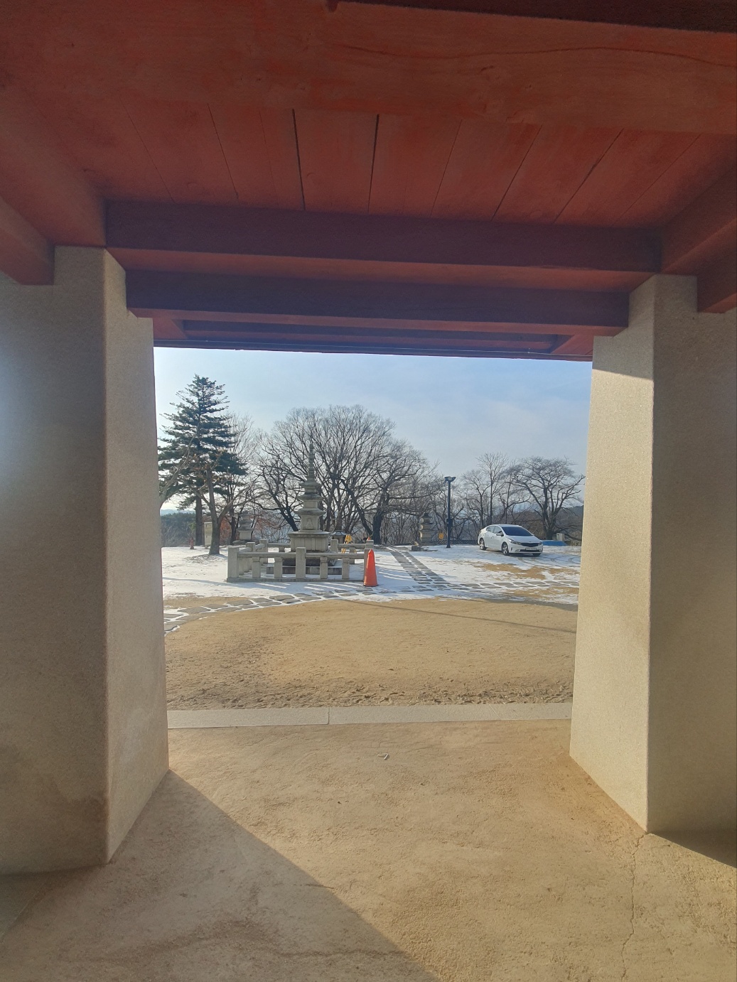 부인사 입구 삼광루 아래