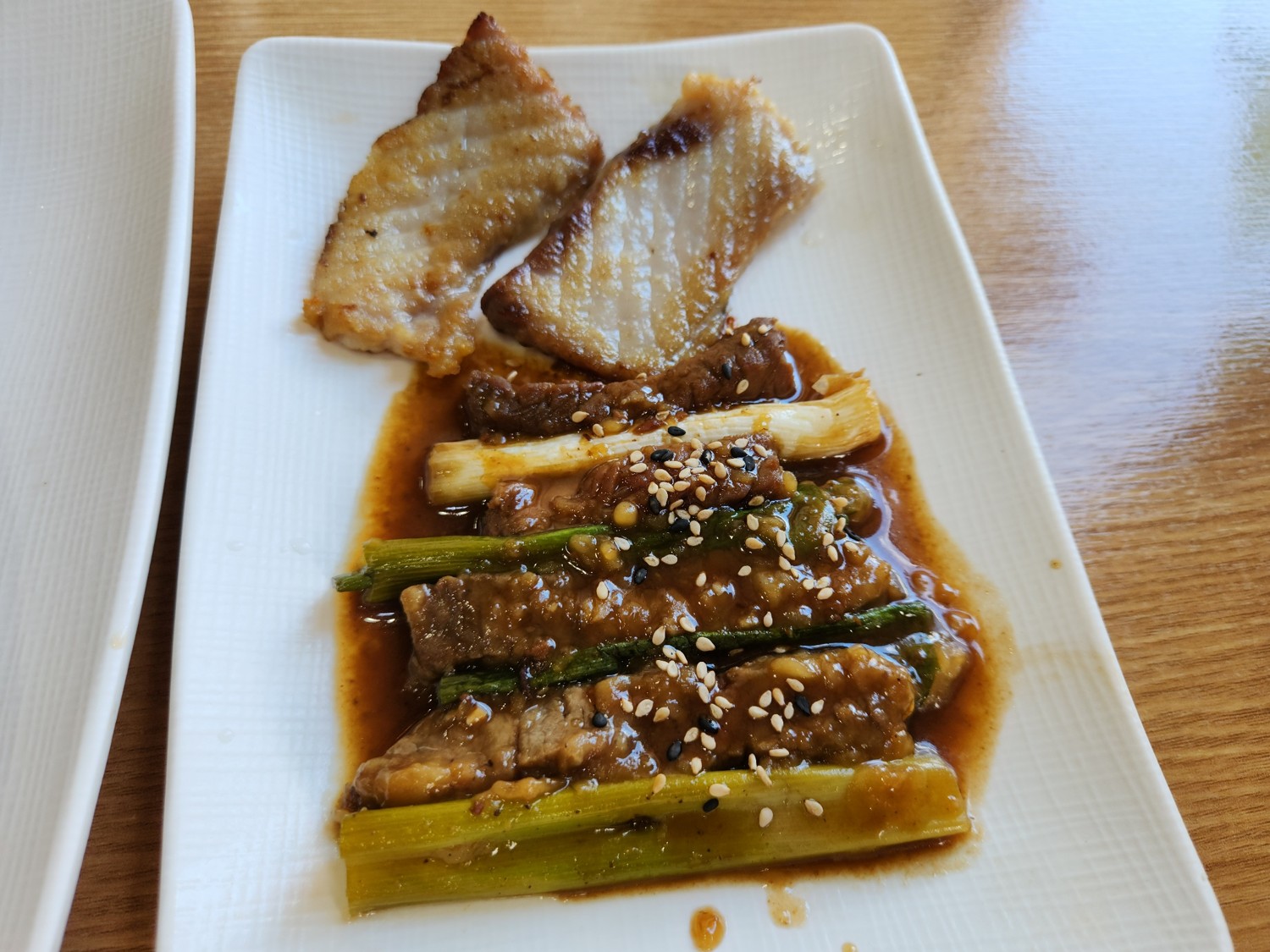 소고기 요리가 접시 위에 있다