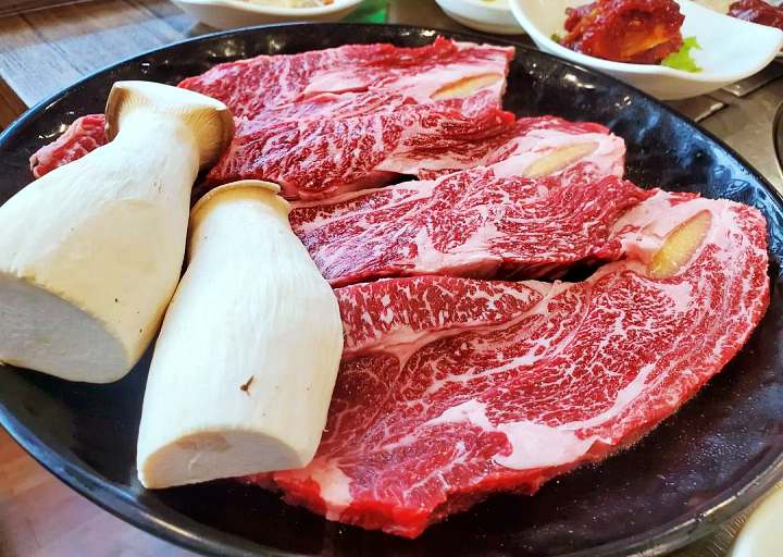 토요일은 밥이좋아 예산 예당호 출렁다리 광시한우 맛집 정육 식당 한우 암소 숯불 직화 구이 예산10미 현지인 추천 토밥 좋아 방송정보