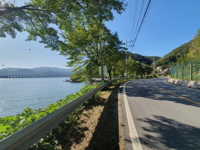 북한강변 도로 사진