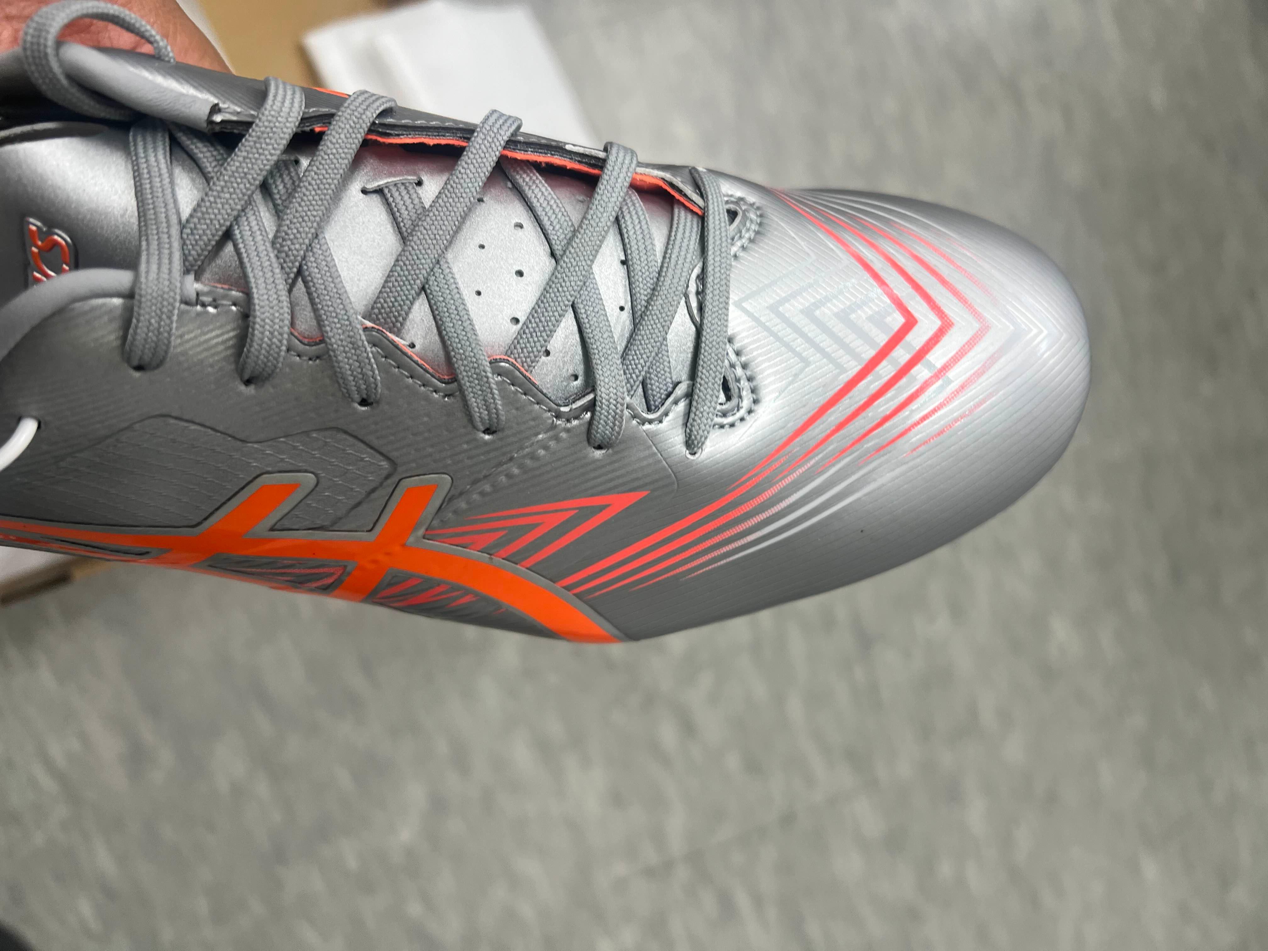 주홍색연구 아식스 스위프트 스트라이크 축구화 소개 이미지