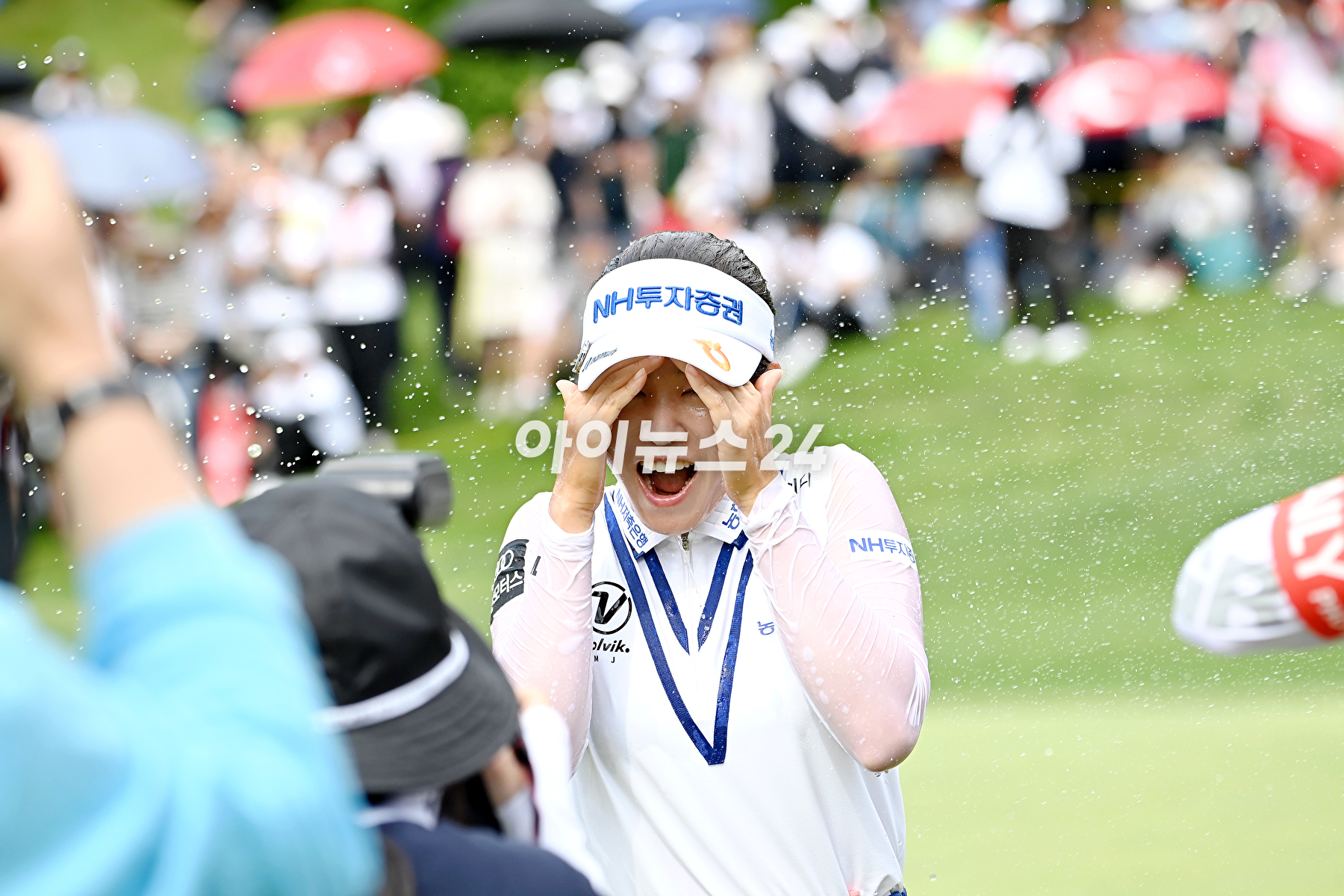 박민지(25·NH투자증권)가 한국여자프로골프(KLPGA) BC카드·한경 레이디스컵(총상금 8억원)에서 짜릿한 역전 우승으로 타이틀 방어에 성공했다. 대회 최종 3라운드에서 버디 6개와 보기 한 개를 묶어 5언더파 67타를 기록했다.박민지가 경기를 마무리하고 있다. [사진=곽영래 기자]