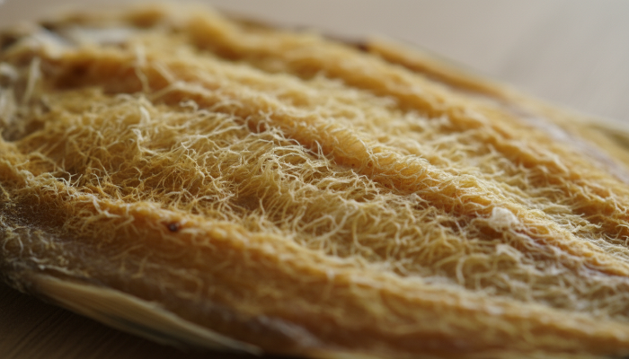 포슬포슬하고 부드러운 질감을 가진 고품질 황금빛 용대리 황태의 근접 촬영 사진