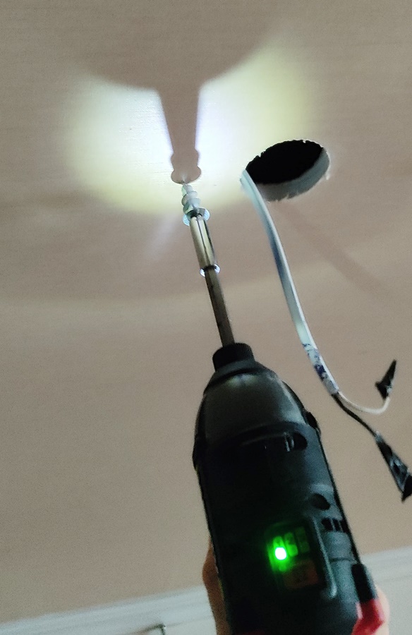 표시된곳에 드릴을 이용해 박아줌