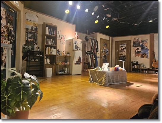 대학로 연극 ‘임대아파트’: 좁은 삶의 궤적, 세 가지 사랑이 교차하는 좁은 세상에서 발견한 삶의 따뜻함과 감동의 여운이 남는 연극