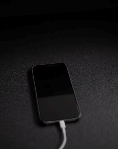 충전 중인 스마트폰, 취침 땐 거실에서 충전하는 디지털 디톡스 습관