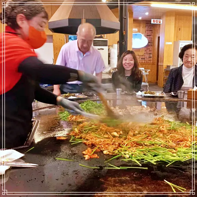 생방송투데이 고양 일산 동구 대형 철판 흑돼지 삼겹살, 묵은지 구이 맛집