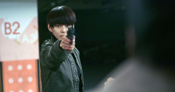 총을-들고-있는-정혜인-영화-히든