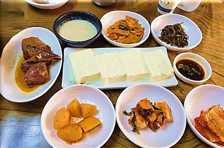 밑반찬과 고등어조림, 그리고 모두부