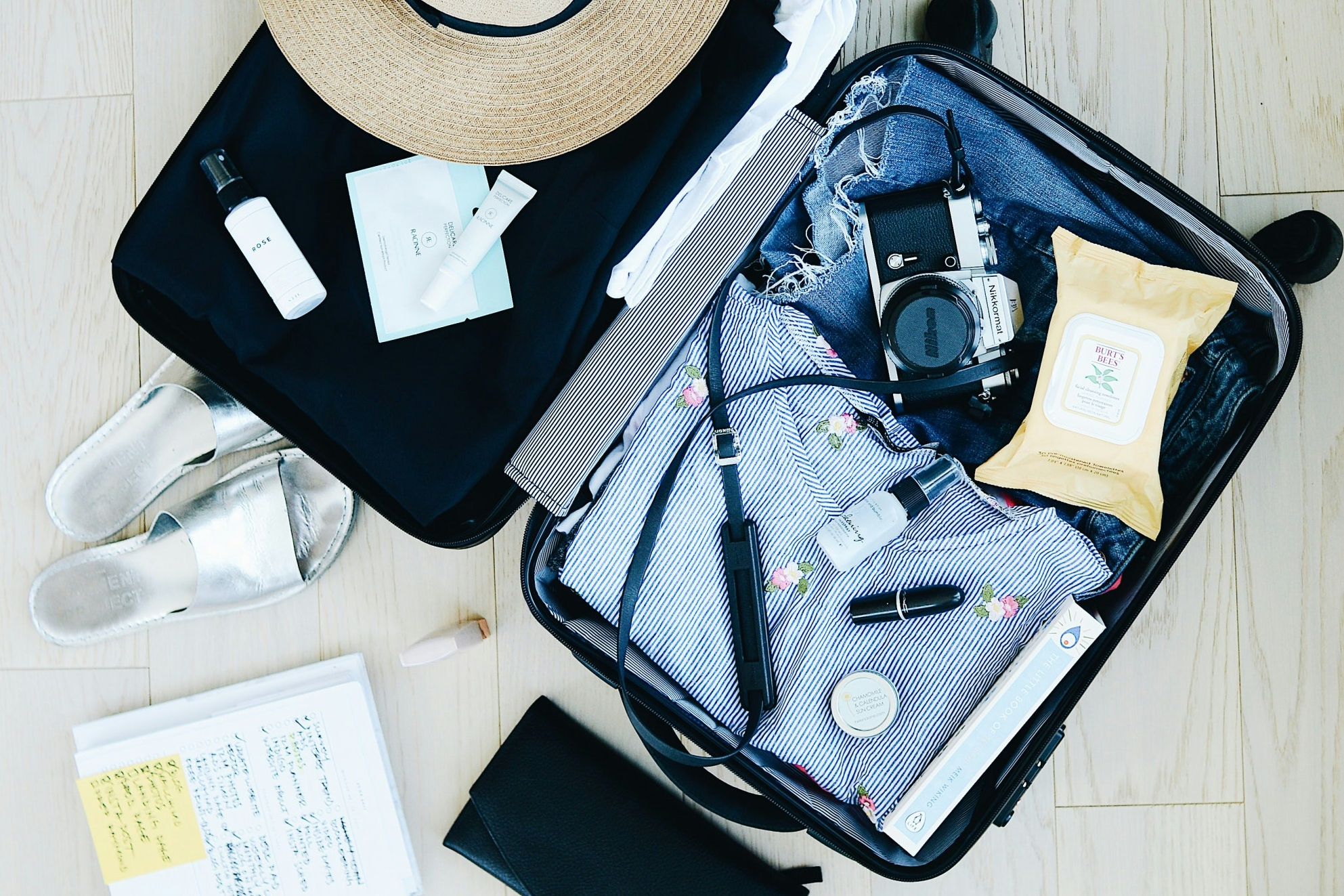 짐을 풀고 편안하게 쉴 준비가 된 아늑한 제주 숙소 내부