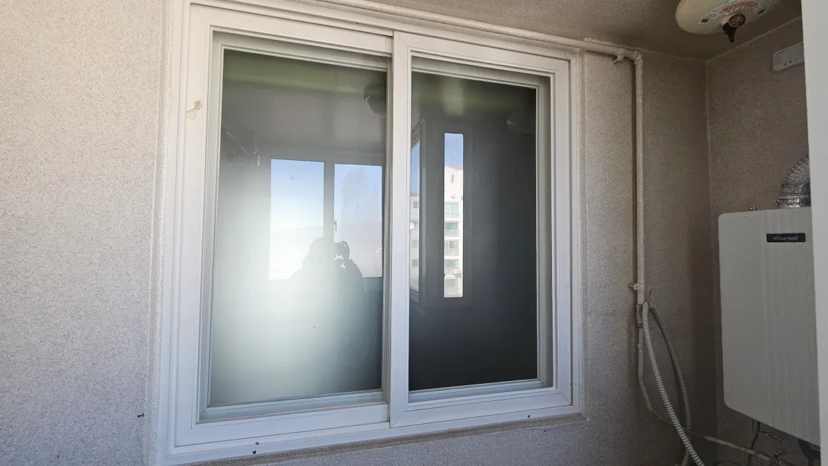 보일러실에서-바라본-작은방-창문-모습