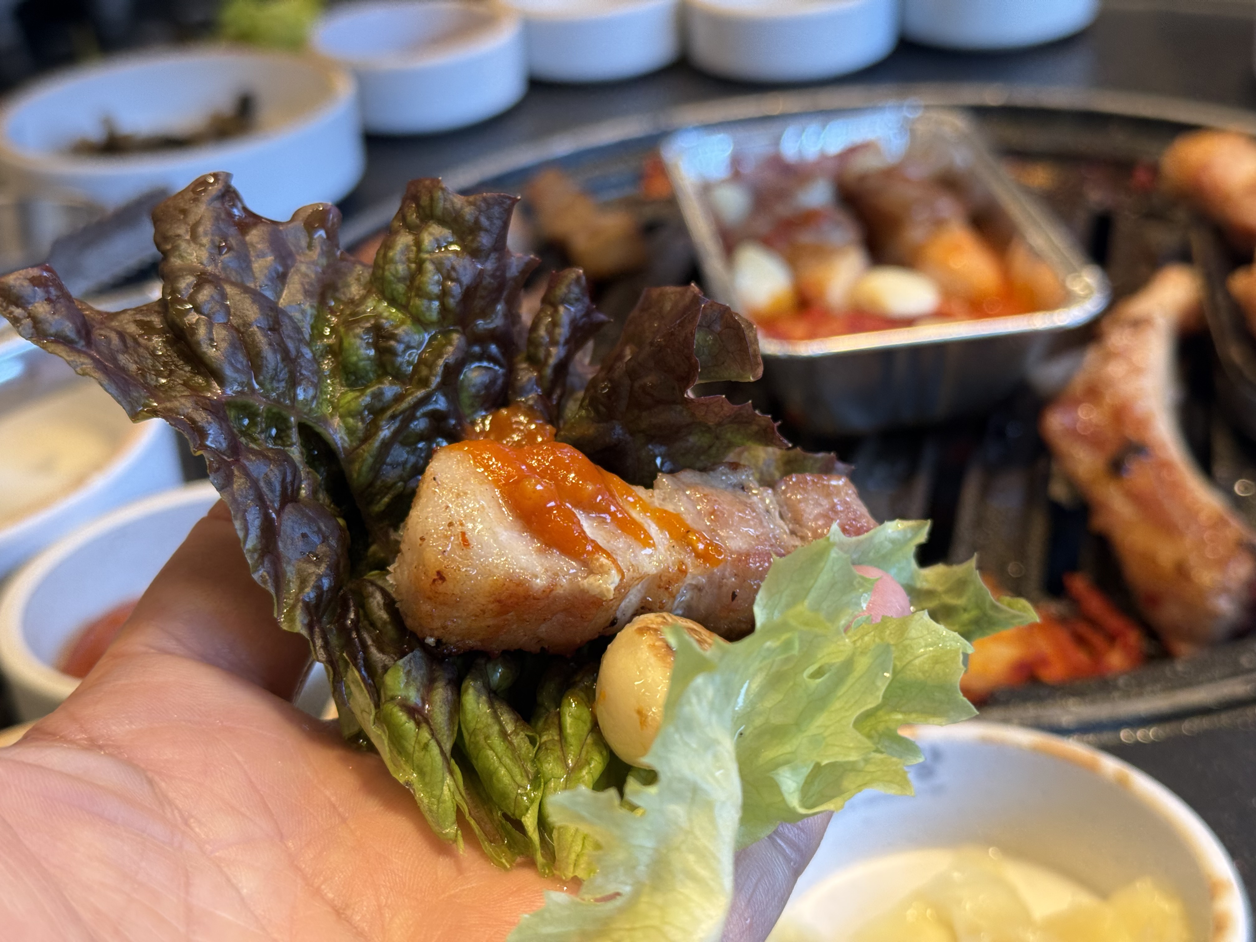 방이동 먹자골목 삼겹살 돼지생갈비 맛집 뉴서울 식당 쌈싸먹기