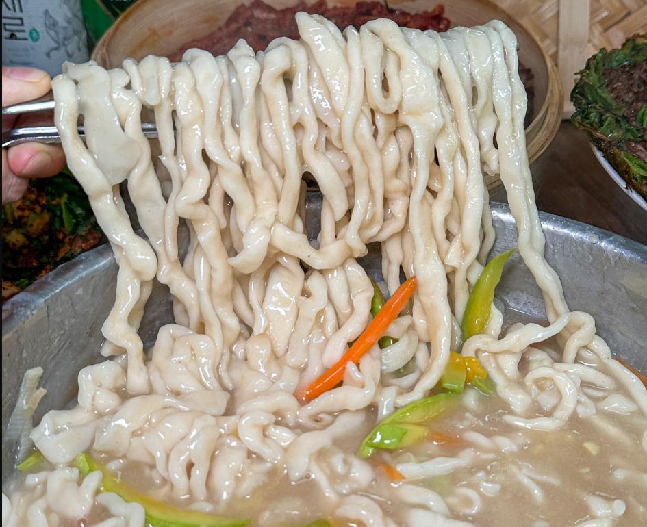 오늘N 할매식당 멸치손칼국수 푸짐한 한 젓가락