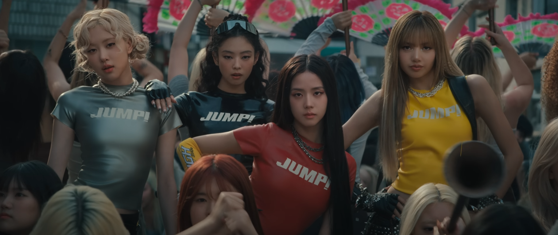 부채춤사이의 블랙핑크맴버들