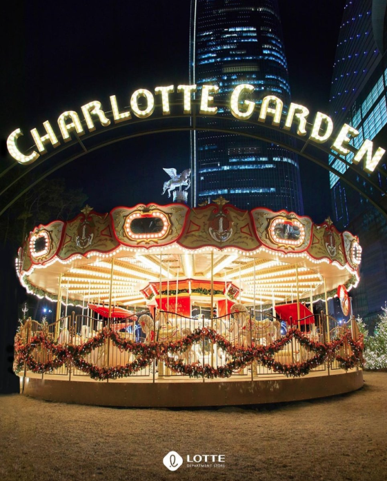 잠실 롯데월드몰 샤롯데가든 크리스마스 장식 : 회전목마