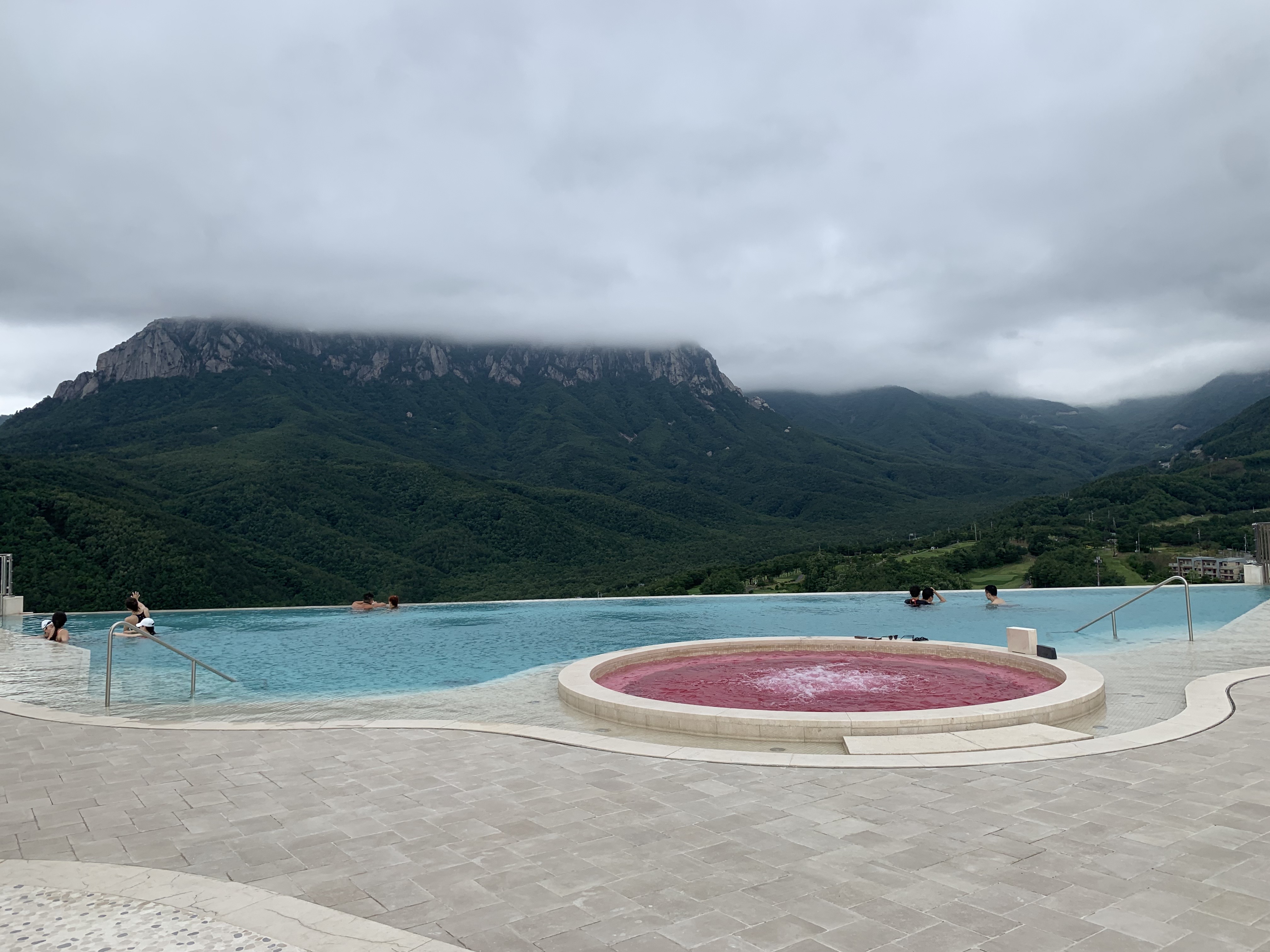 소노펠리체-델피노-인피니티풀-수영장-