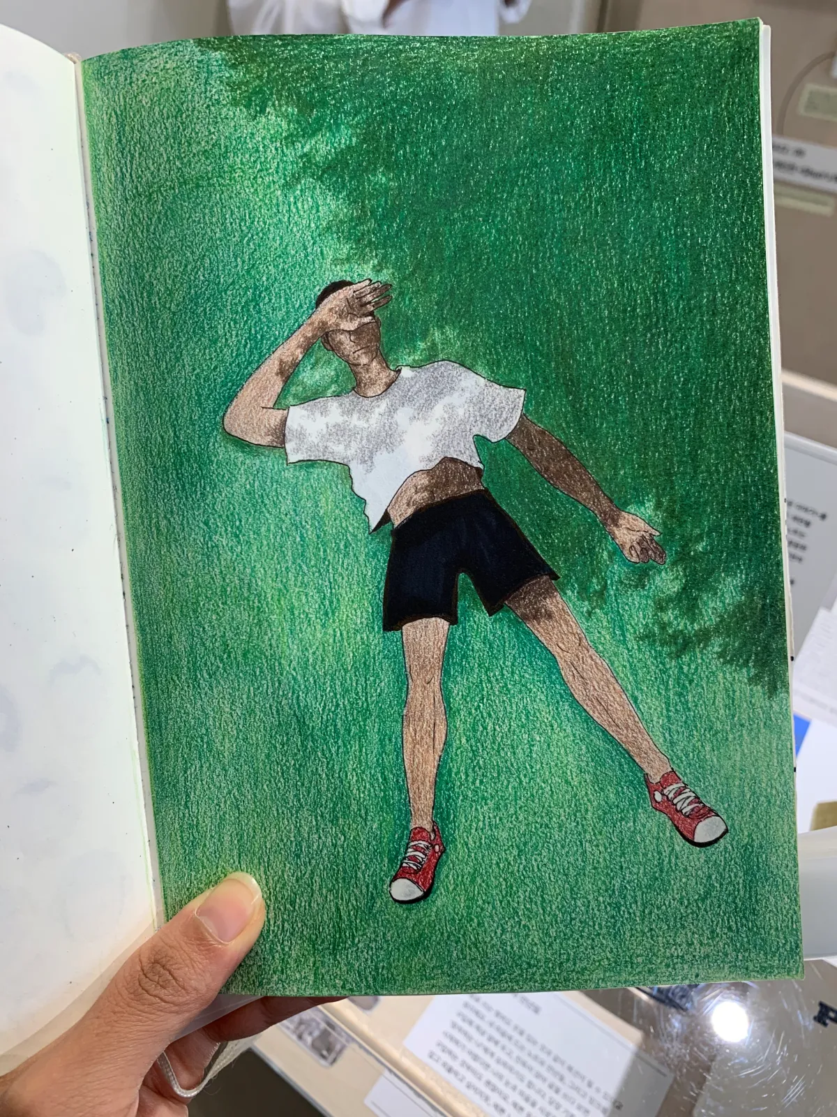 풀숲에-누워있는-남자아이-그림