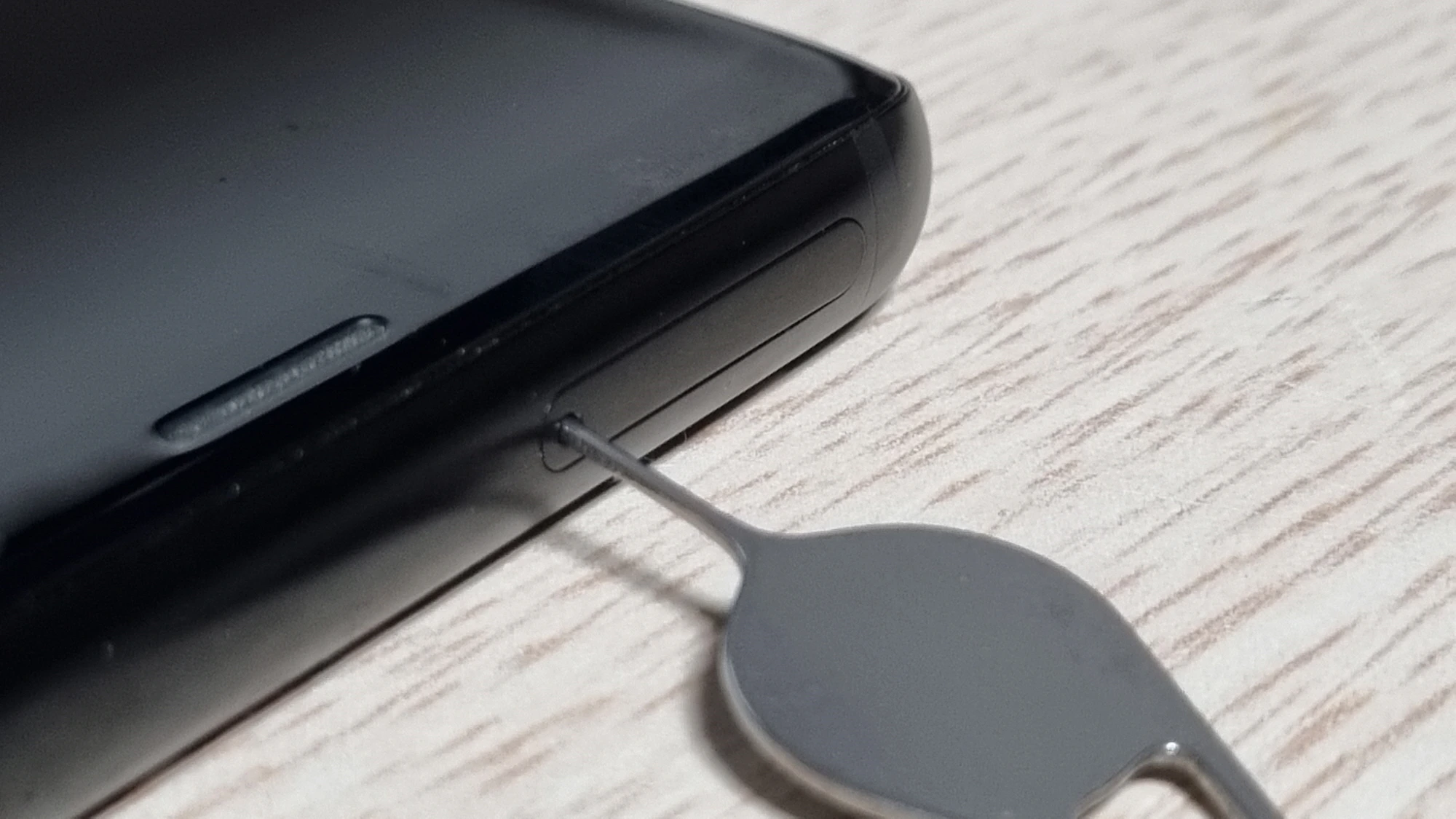 유심 트레이 위치