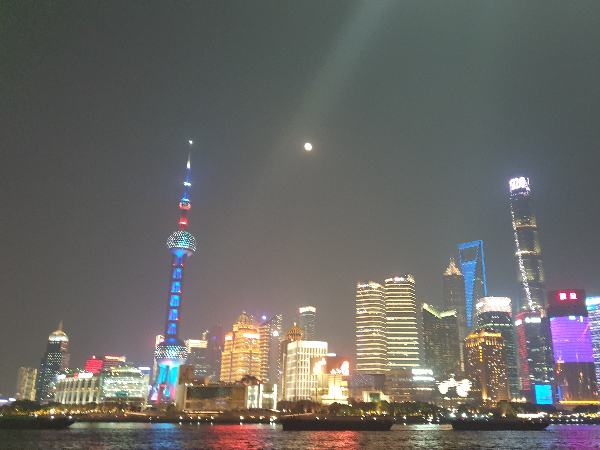 푸동방향 건물들. 동방명주와 상하이 타워들이 보인다.