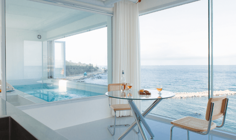 신비호텔 수영장 객실