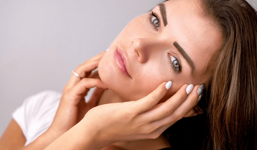 각질이 생기는 이유를 알아보고 관리한 여성이 피부를 자랑하고 있다