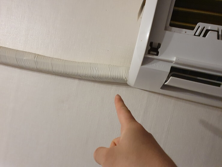 에어컨-파이프로-먼지가-흘러내려감