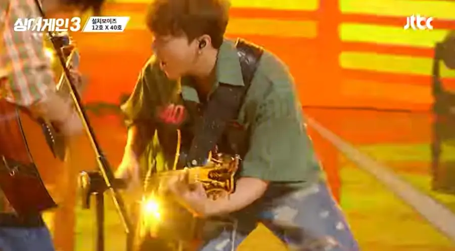 싱어게인3-
초록색 셔츠에 찢어진 청바지 구부정한 자세로 기타를 치는 모습