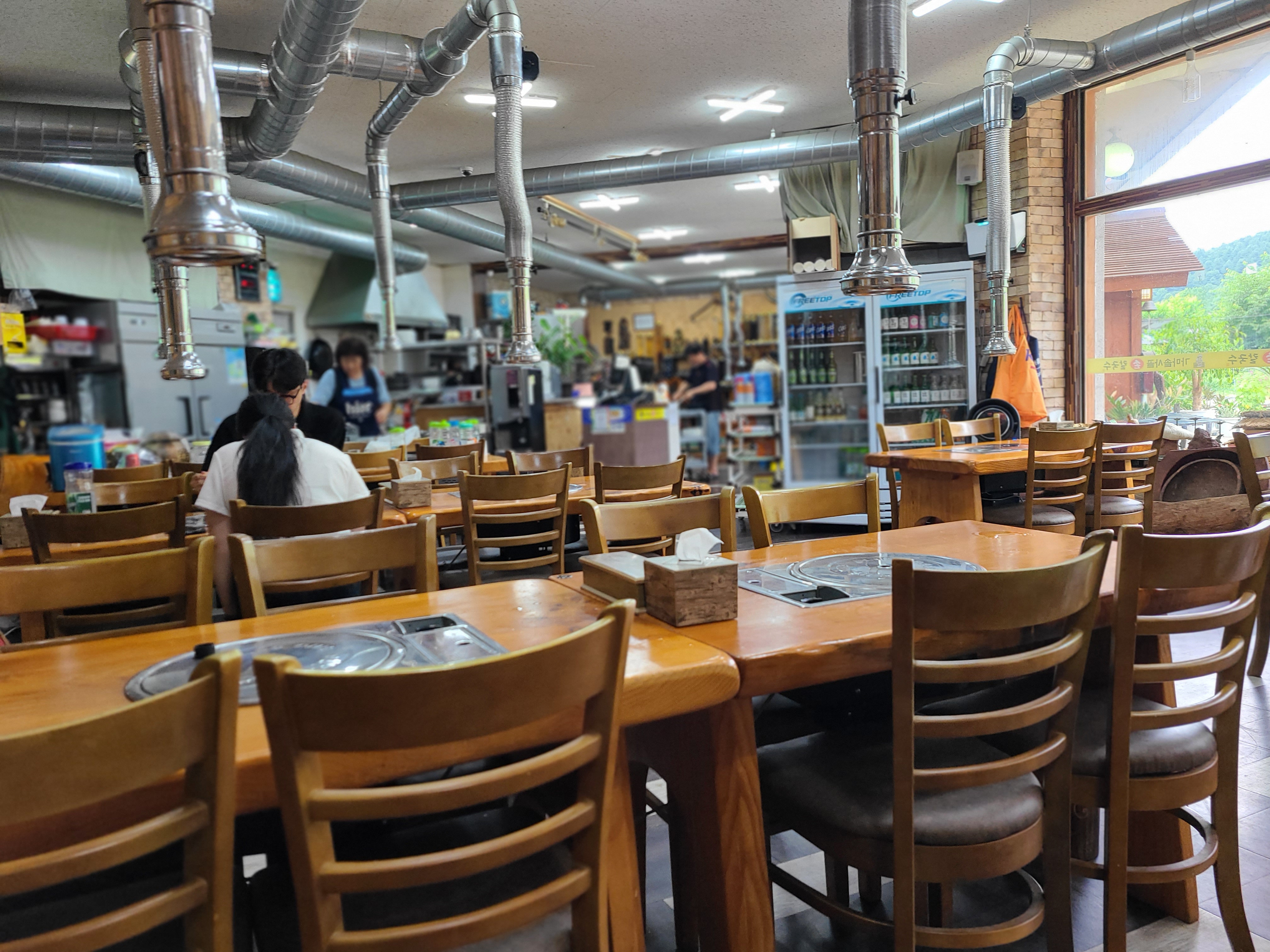 가마솥사골 손 칼국수 홀 내부