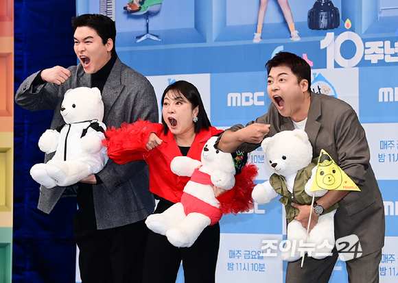 이장우-박나래-전현무가 4일 오후 서울 마포구 MBC 골든마우스홀에서 열린 MBC &#39;나 혼자 산다&#39; 10주년 기념 기자간담회에서 포즈를 취하고 있다. [사진=정소희 기자]