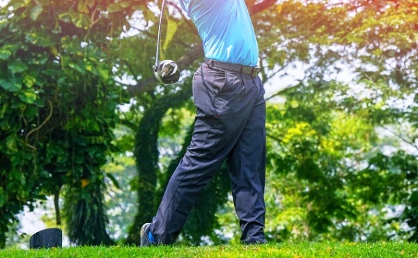 골프를-치고있는-사람