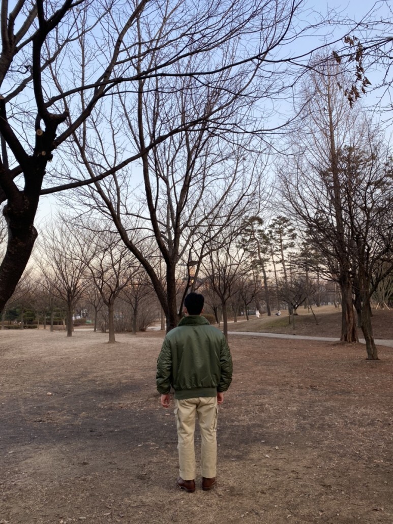 데일리 룩(오뭘입)_알파인더스트리 B-15 항공자켓 카키 무신사스탠다드 와이드 카고바지 베이지 레드윙 아이언레인 저 8111 엠버 하니스, ootd