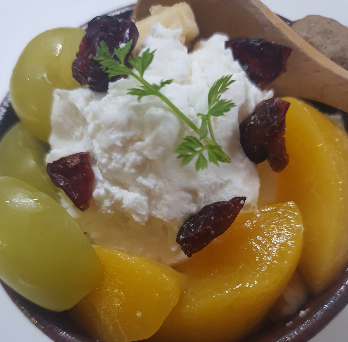 유청 뺀 요거트에 과일로 토핑한 모습