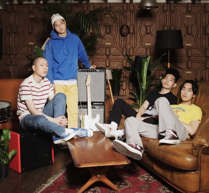 혁오-tomboy-밴드-혁오-멤버들이-쇼파와-스피커에-앉아있는-사진