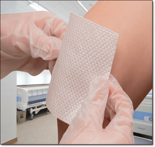 무릎에 파스 붙이는 환자