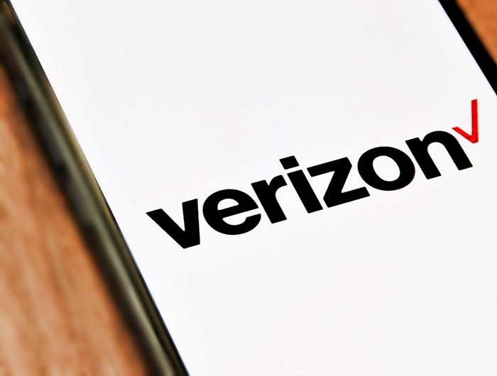 버라이즌-커뮤니케이션스-로고가-하얀-휴대폰-화면에-검은-글씨로-나타나있다