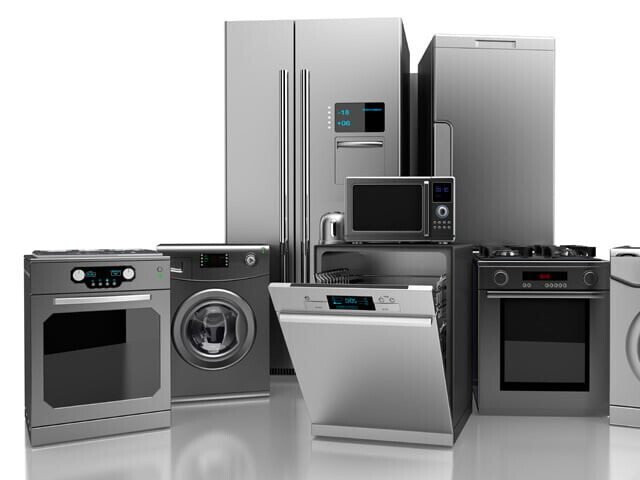 중고 가전 제품을 구매하는 소비자의 모습과 다양한 가전 제품