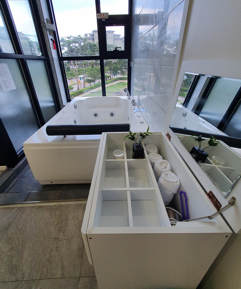 니시스파펜션 욕조와 화장대