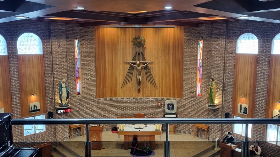 동대문성당 제대, 제단, 십자고상, 십자가의 길, 성모상, 요셉 성인 상, 감실, 스테인드글라스 사진