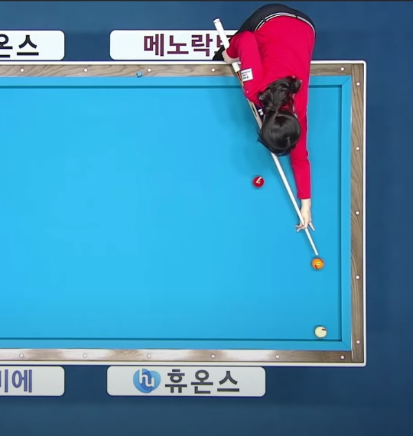 결승전에서 되돌오기 2점 뱅크샷(당구 테이블의 벽 쿠션을 먼저 치는 방법)을 구사하는 강지은 당구 선수
