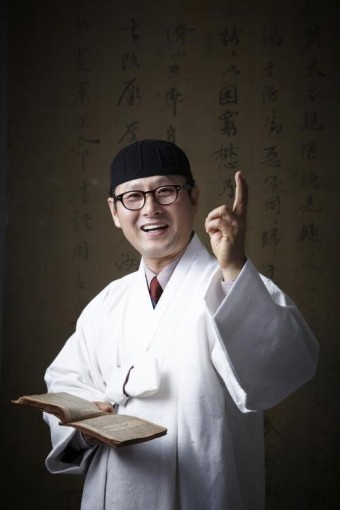 책을-들고-있는-김오곤-사진입니다.