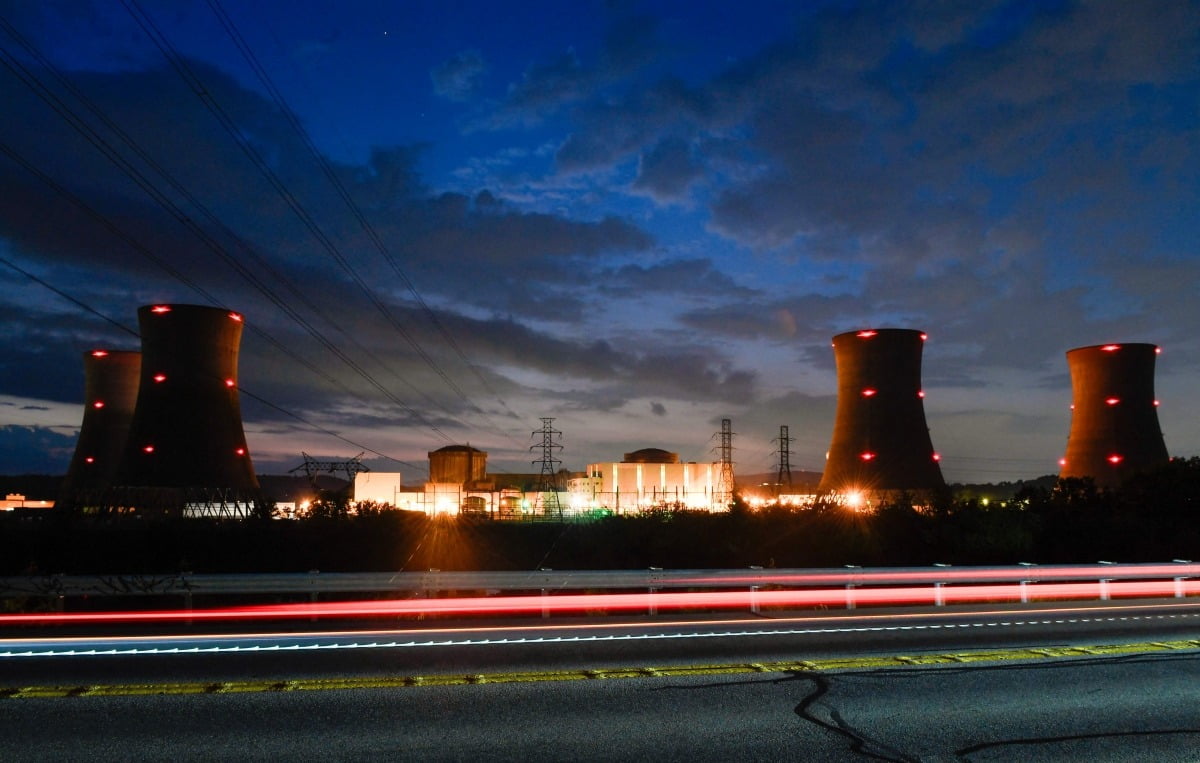 미국 펜실베이니아주 에터스의 강 건너편에서 바라본 스리마일섬 원자력발전소. 도널드 트럼프 미국 대통령이 미국의 원자력 발전 용량을 2050년까지 4배로 늘리겠다는 내용의 행정명령에 서명했다.